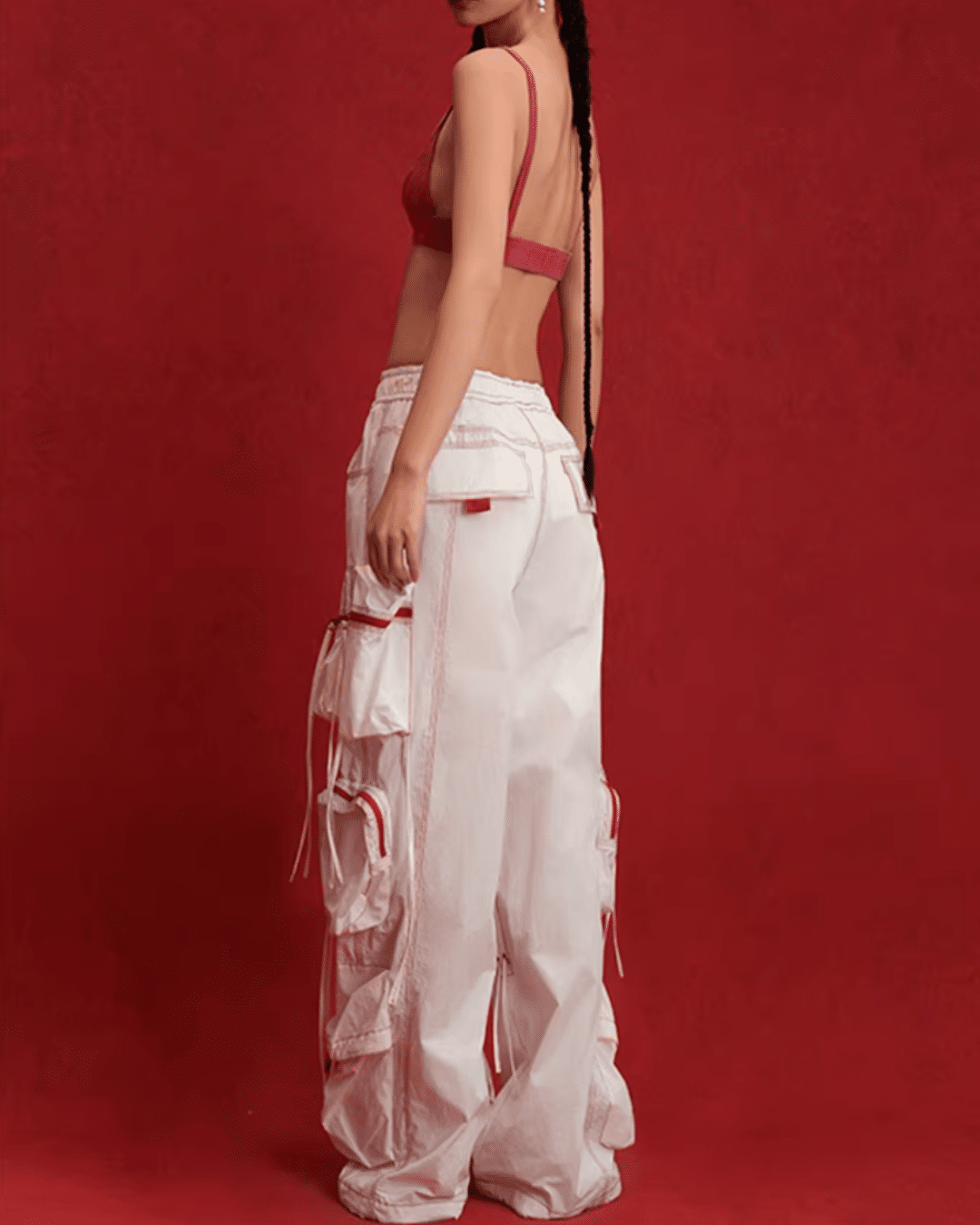 นางแบบหันหลังกลับในกางเกงขายาวทรงหลวม นางแบบหันหลังกลับในกางเกงขายาวสีขาวทรงหลวม