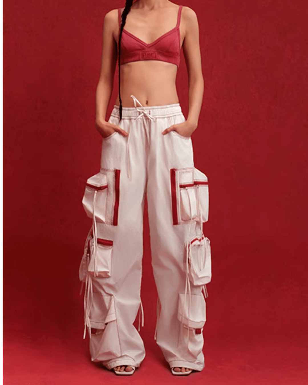 นางแบบในกางเกงขายาวทรงหลวม นางแบบในกางเกงขายาวสีขาวทรงหลวม