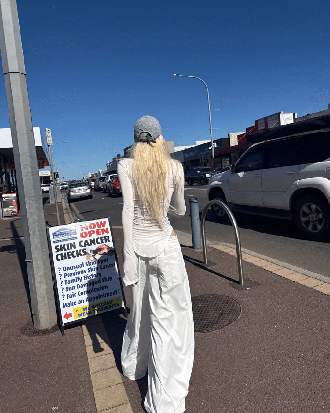 นางแบบหันหลังกลับในกางเกงขายาวทรงหลวม นางแบบหันหลังกลับในกางเกงขายาวสีขาวทรงหลวม