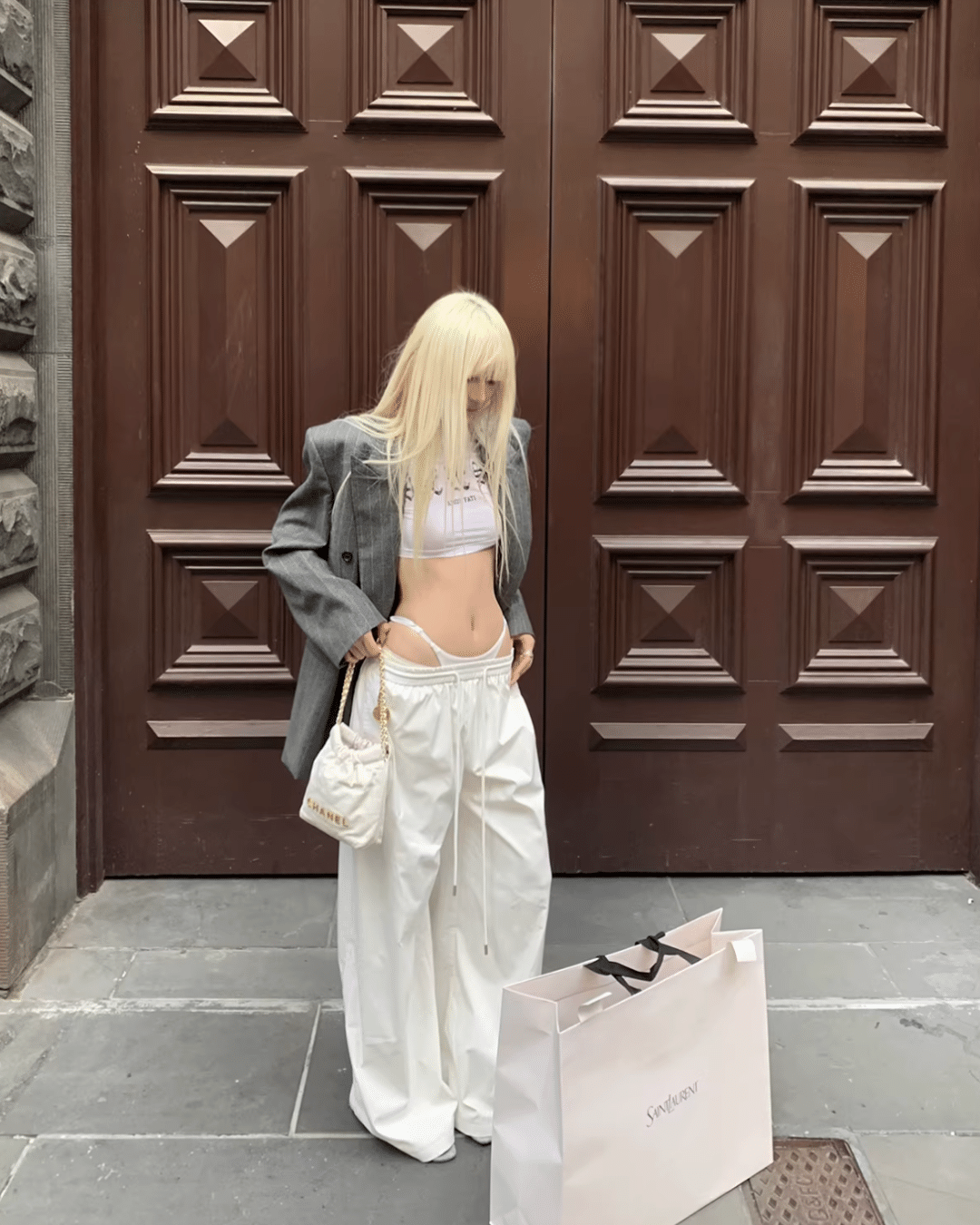 นางแบบในกางเกงขายาวทรงหลวม นางแบบในกางเกงขายาวสีขาวทรงหลวม