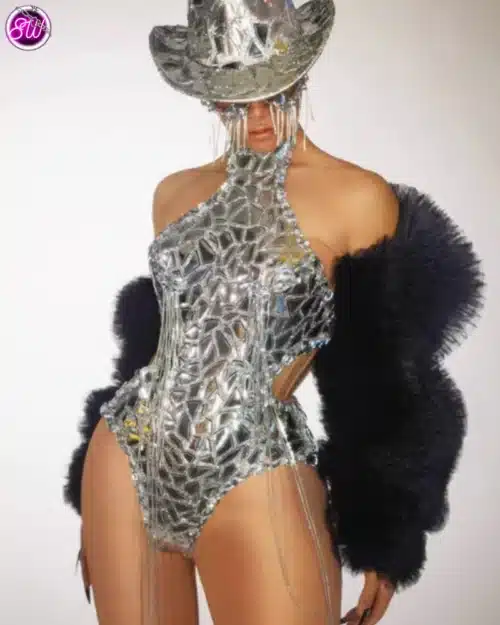 ชุดจั๊มสูทสีเงิน เสื้อคลุมขนสีดำ และหมวกสีเงิน