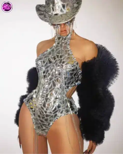 ชุดจั๊มสูทสีเงิน เสื้อคลุมขนสีดำ และหมวกสีเงิน